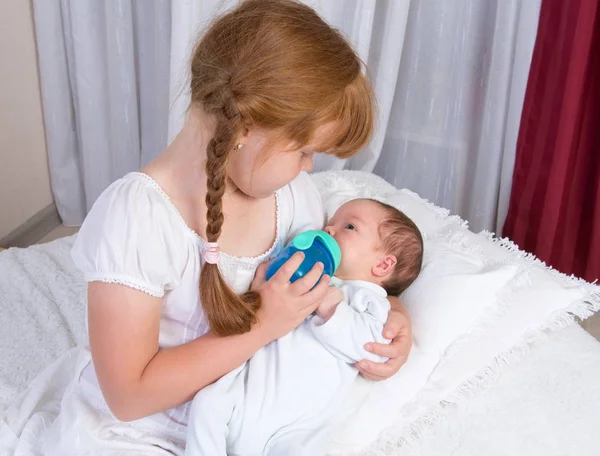 Bebe Et Maman Sont Chez Eux La Mere Tient Et Embrasse Son Petit Enfant Un Nouveau Ne Les Pieds Du Bebe Dans Les Mains De La Mere Confortable L Amour Doucement Heureux Bebe Et Maman Sont Chez Eux La Mere Tient Et Embrasse Son Petit Enfant Un Nouveau Ne Les Pieds Du Bebe Dans Les Mains De La Mere Confortable L Amour Doucement Heureux