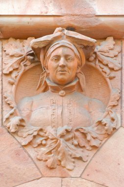 Stockholm, İsveç - 07 Mayıs 2017: Scania tarza göre Christian Eriksson Skanebanken, Stockholm Drottninggatan'ın arkasında cephesinde heykeli