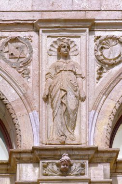 Stockholm, İsveç - 07 Mayıs 2017: Kırmızı kireçtaşı kadın heykel Konstakademiens hus (İsveç Kraliyet Akademisi güzel sanatlar) Fredsgatan üzerinde cephe üzerinde