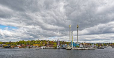 Stockholm - 8 Mayıs 2017: Eğlence parkı Grona Lund konumlar ve sürmek doğal görünümünü Djurgarden Adası.