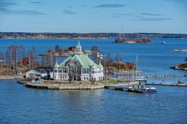 Helsinki, Finlandiya - 06 Mayıs 2017: Küçük ada Njk Restoran ile Güney Hrabour Valkosaari Estlander ve Zettergren mimarlar tarafından tasarlanmış ve eski villa tarzında 1900 yılında inşa.