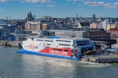 Helsinki, Finlandiya - 06 Mayıs 2017: Kargo-yolcu hızlı feribot Katamaran Fstr Express Viking line by Güney Harbor iskelede Helsinki limanda palamarla.