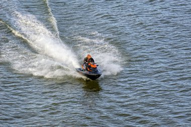 Helsinki, Finlandiya - 06 Mayıs 2017: Finlandiya Körfezi'nde dalgalar aracılığıyla atlama onun jet ski üzerinde kişini