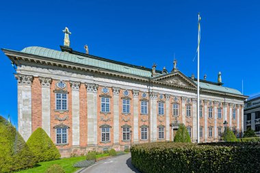 Stockholm, İsveç - 07 Mayıs 2017: Neo-klasik, Barok Riddarhuset (asalet House) süslü süslü altın kaplama heykel ve çatıda süslü ayağı ile dış.