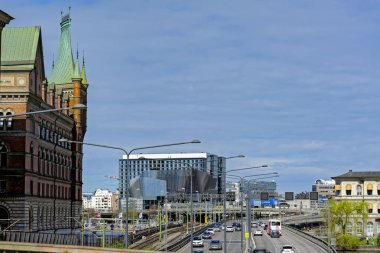 Stockholm, İsveç - 07 Mayıs 2017: Yüksek açı Centralbron görünümünü birden çok şeritli otoyol ve City'deki binalar.