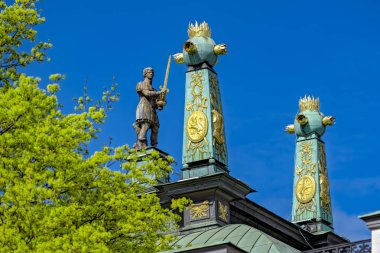 Stockholm, İsveç - 07 Mayıs 2017: Süslü altın kaplama heykel ve Riddarhuset, (ev asalet çatısı süslü sütun dekore edilmiş).