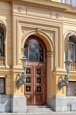 Stockholm, İsveç - 07 Mayıs 2017: Özenle lambalar Kingstradgardsgatan, Stockholm üzerinde troll süslenmiş