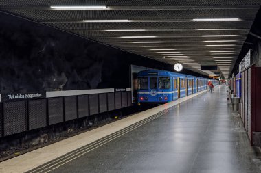 Stockholm, İsveç - 7 Mayıs 2017: Bir mavi metro trenin Tekniska hohskolan ve insanlar üzerinde plattform çıkmak için açılan kapıları olan.