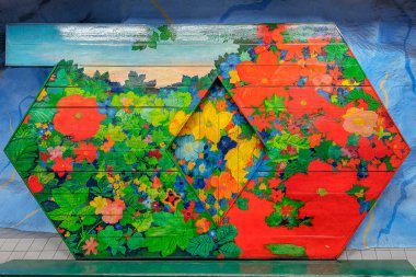 Stockholm, İsveç - 7 Mayıs 2017: Stockholm Metro nerede istasyonları resim sergisi, tesisat, mozaik ve heykeller ile 150 sanatçılar tarafından 1950'lerden beri dekore edilmiş yeraltı sanat çarpıcı.