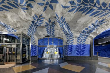 Stockholm, İsveç - 7 Mayıs 2017: Stockholm Metro nerede istasyonları resim sergisi, tesisat, mozaik ve heykeller ile 150 sanatçılar tarafından 1950'lerden beri dekore edilmiş yeraltı sanat çarpıcı.