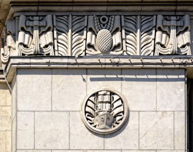 Saint-Petersburg, Rusya-03 Mayıs 2017: Deniz Temalar dekorasyon kabartma konut evin cephesinde Petrovskaya dolgu, 8 üzerinde askeri denizcilerin (Dom Voenmorov).