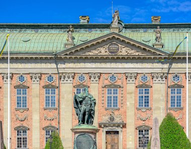 Stockholm, İsveç - 07 Mayıs 2017: Dış Riddarhuset (asalet evi) ve Gustaf Eriksson Vasa tarafından Pierre Hubert Larcheveque (1774 bronz heykeli).