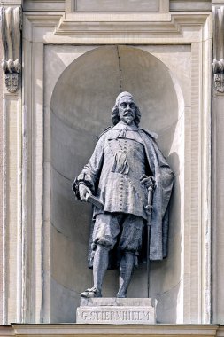 Stockholm, İsveç - 07 Mayıs 2017: Bronz heykeli Georg Stiernhielm, ünlü İsveçli dilbilimci ve matematikçi tarafından Johan Axel Wetterlund (1900) Kraliyet Sarayı Gamla Stan'da Güney cephe.