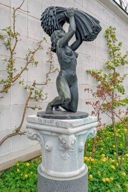 Stockholm, İsveç - 08 Mayıs 2017: Bronz heykel Ivar Johnsson Waldemarsudde, eski konak Prens Eugen, şimdi Müzesi ve kamu parkı önünde tarafından 