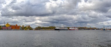 Stockholm, İsveç - 8 Mayıs 2017: Panoramik Tegelvikshamnen waterfront demirli büyük deniz cruise ve ferriy gemi ile