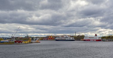 Stockholm, İsveç - 8 Mayıs 2017: Panoramik Tegelvikshamnen waterfront demirli büyük deniz cruise ve ferriy gemi ile