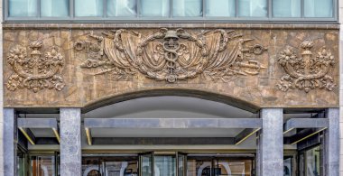 St. Petersburg, Rusya - 18 Mayıs 2017: Süslü bir şekilde dekore edilmiş cephe detay mağazanın Dlt - Leningrad ticaret House (ticaret Ev muhafızları ekonomik toplumun binanın).