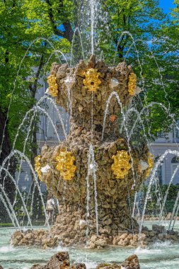 St.Petersburg, Rusya - 07 Haziran 2017: Çeşme Koronny (taç, 1725 Mikhail Zemtsov tarafından) ve antik kentin antik heykeller park yaz bahçesi (acı Letniy), Saint-Petersburg, Rusya