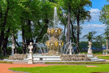St.Petersburg, Rusya - 07 Haziran 2017: Çeşme Koronny (taç, 1725 Mikhail Zemtsov tarafından) ve antik kentin antik heykeller park yaz bahçesi (acı Letniy), Saint-Petersburg, Rusya