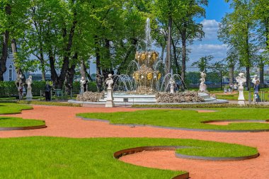 St.Petersburg, Rusya - 07 Haziran 2017: Çeşme Koronny (taç, 1725 Mikhail Zemtsov tarafından) ve antik kentin antik heykeller park yaz bahçesi (acı Letniy), Saint-Petersburg, Rusya