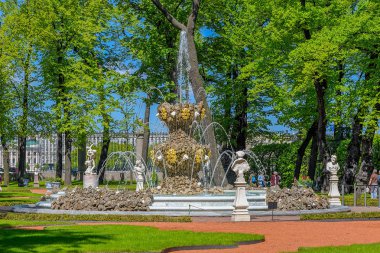 St.Petersburg, Rusya - 07 Haziran 2017: Çeşme Koronny (taç, 1725 Mikhail Zemtsov tarafından) ve antik kentin antik heykeller park yaz bahçesi (acı Letniy), Saint-Petersburg, Rusya