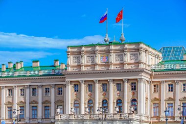 St.Petersburg, Rusya Federasyonu-19 Haziran 2017: Mariinsky Sarayı mahkeme mimar A.Stackensneider, Rusya Federasyonu ve şehir Petersburg St bayrakları taşıyan St.Petersburg yasama meclisi yer tarafından.
