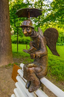 St.Petersburg, Rusya Federasyonu-19 Haziran 2017: Saint Petersburg melek mikro heykel Izmaylovsky bahçesinde bankta.
