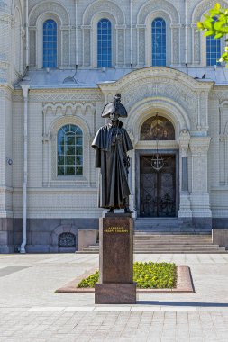 St. Petersburg, Rusya - 29 Haziran 2017: Anıt için 18 yüzyılın Fyodor Ushakov deniz katedral önünde Aziz Nikolaos Kronstadt deniz Amirali Rusya.