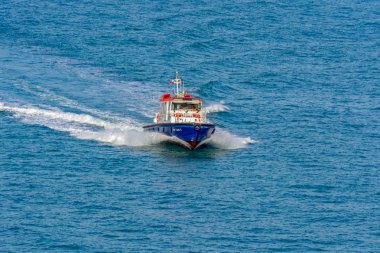 Singapur Boğazı, Malezya - 06 Ocak 2017: Pilot tekne Malezya ve Singapur Boğazı suların tam hızda