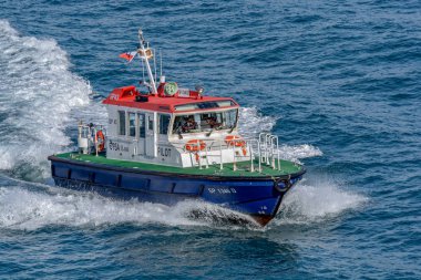 Singapur Boğazı, Malezya - 06 Ocak 2017: Pilot tekne Malezya ve Singapur Boğazı suların tam hızda