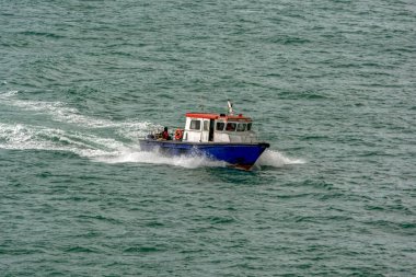 Singapur Boğazı, Malezya - 11 Ocak 2017: Pilot tekne Malezya ve Singapur Boğazı suların tam hızda