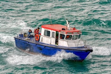 Singapur Boğazı, Malezya - 11 Ocak 2017: Pilot tekne Malezya ve Singapur Boğazı suların tam hızda