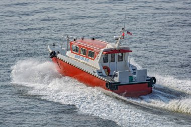 Johor Boğazı, Malezya - 09 Mart 2017: Pilot tekne Johor Boğazı, Malezya suların tam hızda