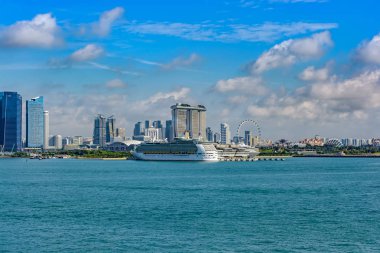 Singapur, Malezya - 06 Ocak 2017: Voyager-sınıf Marina Bay Cruise merkezi Singapur'da 'Denizlerin Mariner' Royal Caribbean International üzerinden teknenizin yolcu gemisi cruise.
