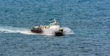 Singapur Boğazı, Malezya - 10 Ocak 2017: Off Shore mürettebat gemi deniz sorguç Johor Boğazı, Malezya suların tam hızda kargo ile
