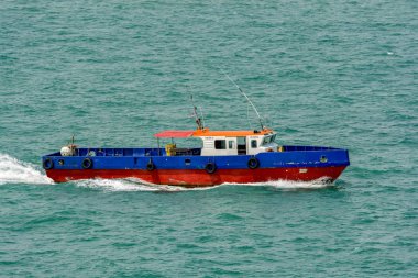 Singapur Boğazı, Malezya - 10 Ocak 2017: Off Shore mürettebat/yük gemisi Akid 1 Johor Boğazı, Malezya suların tam hızda