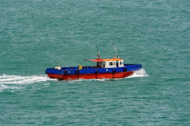 Singapur Boğazı, Malezya - 10 Ocak 2017: Off Shore mürettebat/yük gemisi Akid 1 Johor Boğazı, Malezya suların tam hızda