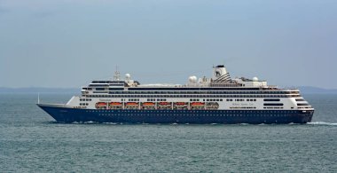 Singapur - 31 Ocak 2017: R-sınıf yolcu gemisi Singapur Boğazı ' Volendam'. Gemi 1999 yılında inşa edilmiş ve bir yan kuruluşu şirket olarak Carnival Cruise Lines, Holland America Line tarafından işletilen