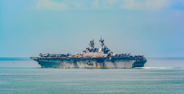 Singapur Boğazı, Malezya - 01 Nisan 2017: Wasp-sınıfı Ampfibi saldırı gemisi Uss Makin Adası (Lhd 8) Singapur boğaz transit.