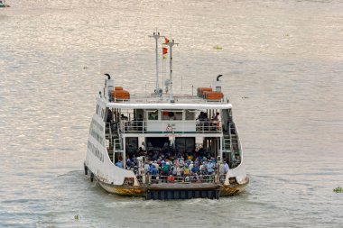 Ho Chi Minh City (Saigon), Vietnam - 26 Nisan 2017: Saygon Nehri yürüyüş ve yolcu sürme tam yük ile geçen banliyö gemi.