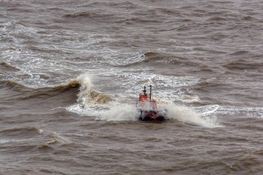 Shanghai, Çin - 12 Mayıs 2017: Shanghai yakınındaki sarı denizde gemi pilot toplamak için Çinli pilot tekne geldi
