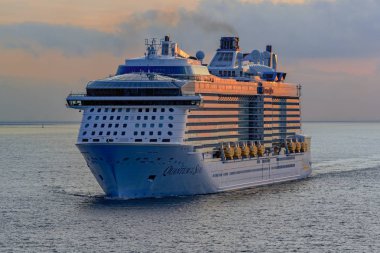 Shanghai, Çin - 12 Mayıs 2017: Kuantum dev yolcu gemisi 'Kuantum of the Seas' Royal Caribbean International (RCI) tarafından Shanghai yakınındaki günbatımı alacakaranlıkta yelken sınıfı.