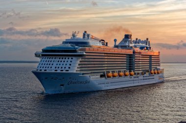 Shanghai, Çin - 12 Mayıs 2017: Kuantum dev yolcu gemisi 'Kuantum of the Seas' Royal Caribbean International (RCI) tarafından Shanghai yakınındaki günbatımı alacakaranlıkta yelken sınıfı.