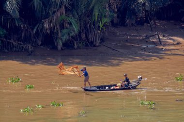 Ho Chi Minh City (Saigon), Vietnam - 27 Şubat 2017: Vietnam balıkçı geleneksel balık ağı düşük gelgit Nha olmak Nehri'nin yeşil çamurlu suda çevirir.