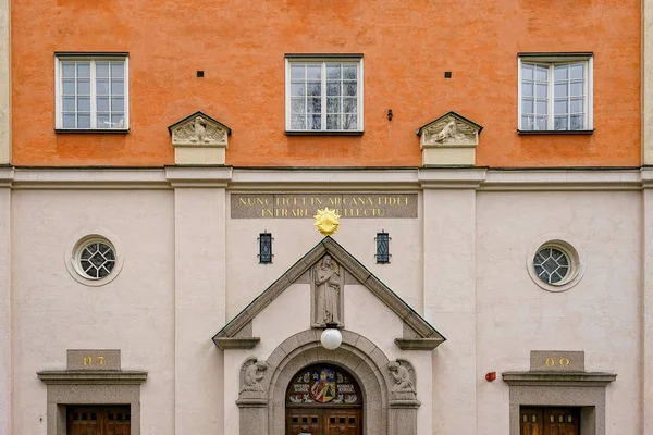 瑞典斯德哥尔摩 2017年5月8日 Swedenborgs Minneskyrka 华丽装饰门面的特写视图 Tegnerlunden 用石雕 徽章和浮雕 — 图库照片