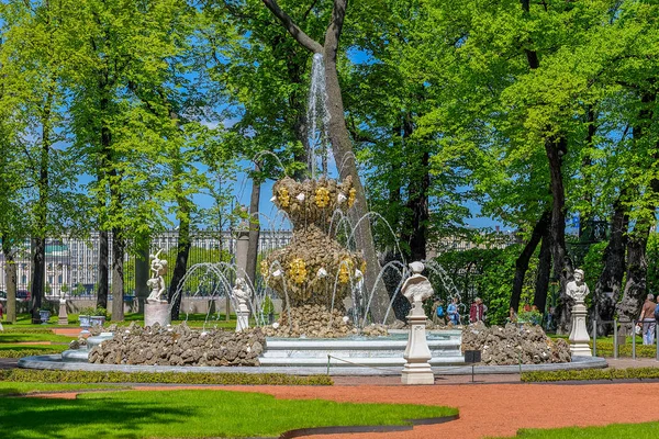 サンクトペテルブルク ロシア連邦 2017 Koronny クラウン ミハイル ツェムツォフによって 1725 旧式な都市の古代彫刻公園 サンクトペテルブルク — ストック写真