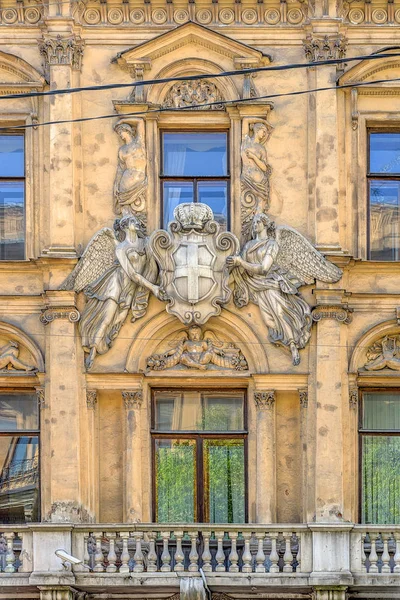 俄罗斯圣彼得堡 2017年6月19日 门面装饰的细节 Demidov 豪宅有翼的女性图 徽章和大量新生和巴洛克式的元素由 Montferrand — 图库照片