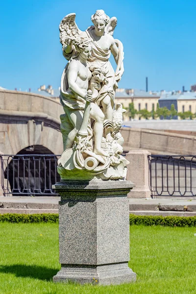 圣彼得堡 俄罗斯 2017年6月07日 和平与胜利 寓言大理石雕像 Nystad 条约由意大利雕刻家彼得 Baratta 1722 夏日花园 — 图库照片