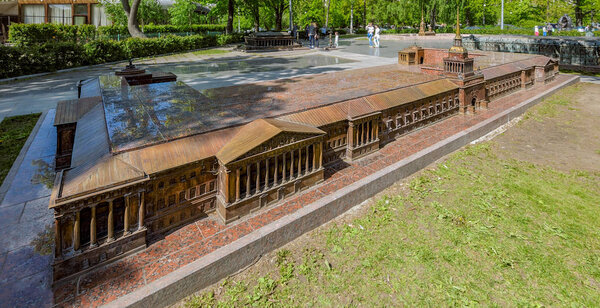 СТ.ПЕТЕРБУРГ, РОССИЯ - 07 июня 2017 г.: Миниатюрная копия Адмиралтейства в музейном плане "Мини-город" - все главные достопримечательности Санкт-Петербурга в масштабе 1: 30
.