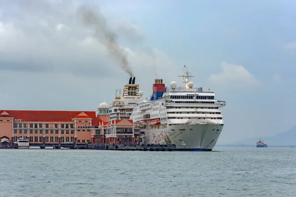 ジョージタウン マレーシア 2017 クルーズ客船スーパー スター ジェミニ はジョージタウンの港でフランクスウェッテナム桟橋に停泊中 1992 年に建てられた 所有され — ストック写真